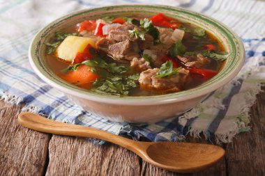 Sebze closeup plaka ile Shurpa kuzu çorbası. Horizonta