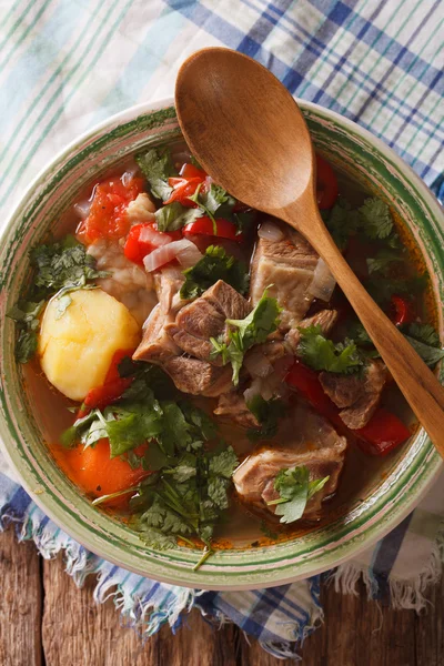 Sopa de cordero gruesa árabe con verduras de primer plano. vertical superior vie — Foto de Stock