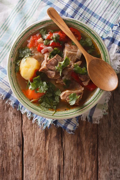 Sebze closeup plaka ile Shurpa kuzu çorbası. dikey 