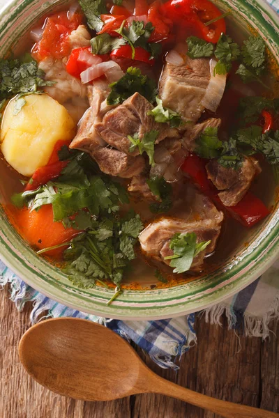 Sopa de cordero con verduras en primer plano en el plato de la mesa. ver — Foto de Stock