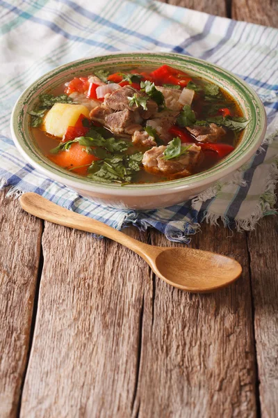 Sebze closeup plaka ile Shurpa kuzu çorbası. dikey