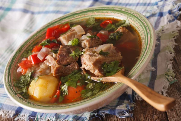 Sopa de cordero shurpa con verduras primer plano sobre la mesa. horizonta — Foto de Stock