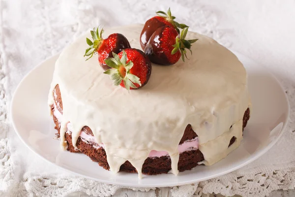 Taart gedecoreerd met verse aardbeien in chocolade close-up. Hor — Stockfoto