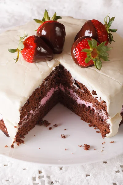 Prachtige chocolate cake met witte icing en aardbeien sluiten — Stockfoto
