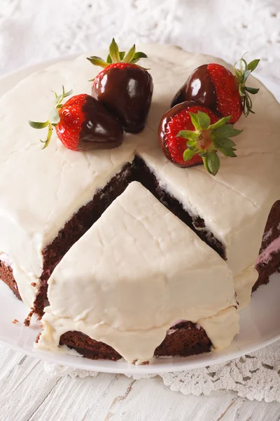 Lekkere witte chocoladetaart met verse aardbeien close-up. ver — Stockfoto