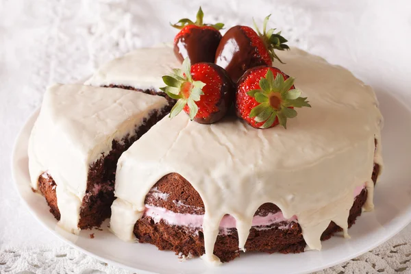 Lekkere witte chocoladetaart met verse aardbeien close-up. Hor — Stockfoto