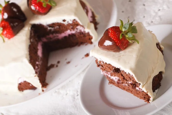 Plakje cake met witte en donkere chocolade, aardbeien closeu — Stockfoto