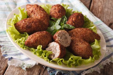 Sıcak İçli köfte köfte bulgur ve çam fıstığı closeup ile. Horizont