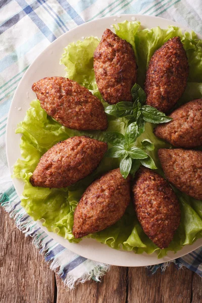 Boulettes de viande de bœuf arabe kibbeh gros plan sur une assiette. top vertical v — Photo