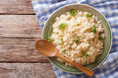 haşlanmış bulgur ile masaya bir tabak maydanoz yakın çekim. Ho