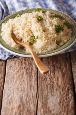 Doğal gıda: Bulgur ile masanın üzerine maydanoz yakın çekim. vertica