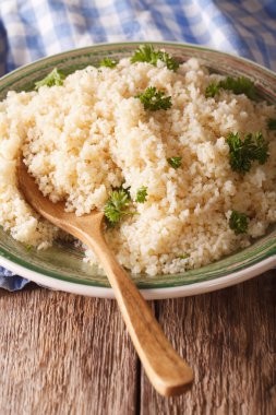 Bulgur maydanoz yakın bir plaka üzerinde çekim ile. Dikey