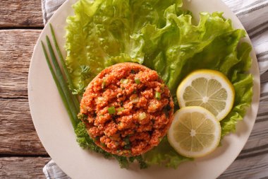 Geleneksel Türk bulgur salatası Kisir yakın bir plaka üzerinde çekim. Hori