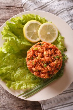 Geleneksel Türk bulgur salatası Kisir yakın bir plaka üzerinde çekim. Vert