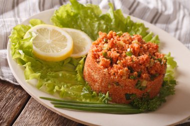 Türk meze baharatlı k? s? r bulgur masada bitkilerle.