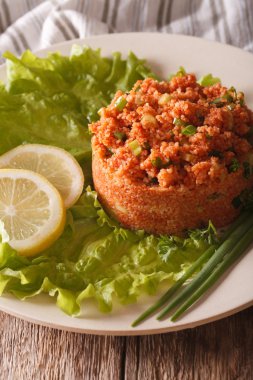 Türk meze baharatlı Kisir yakın çekim masanın üzerinde. dikey