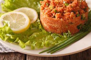 Türk mutfağı: baharatlı Kisir makro bir plaka üzerinde. Yatay