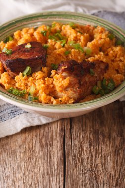 Baharatlı bulgur ile sığır eti yakın bir plaka üzerinde çekim. dikey