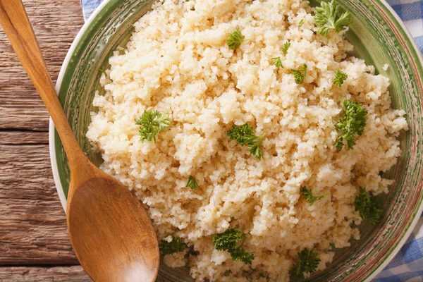 Bulgur com macro de salsa em um prato na mesa. horizontal para — Fotografia de Stock