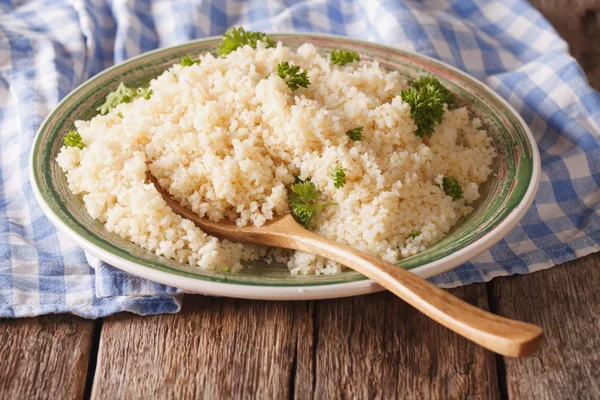 Alimenti naturali: Bulgur con prezzemolo primo piano sul tavolo. Orizzonte — Foto Stock