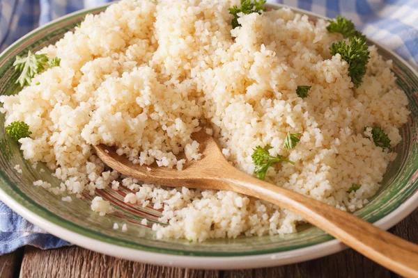 Gekochter Bulgur mit Kräutern aus nächster Nähe. horizontal — Stockfoto