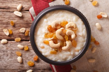 Hint kheer sütlaç ile fındık ve kuru üzüm yakın çekim. horizo