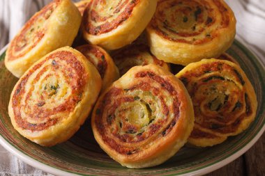 Lezzetli Hint patates yakın çekim bir plaka üzerinde rulo. Yatay