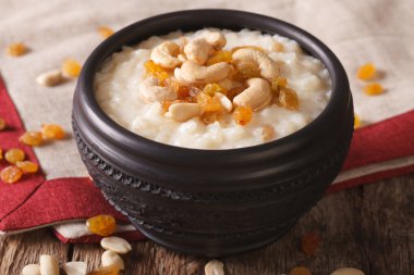 Lezzetli pirinç puding ile fındık ve kuru üzüm bir kase yakın çekim. hor