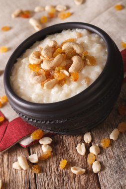 tatlı sütlaç ile fındık ve kuru üzüm bir kase yakın çekim. ver