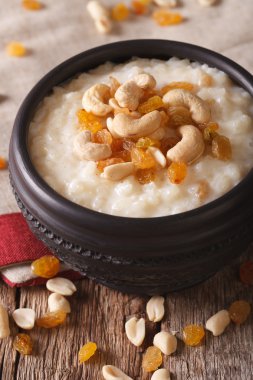 Hint mutfağı: kheer sütlaç fındık ve kuru üzüm ile yakın-u