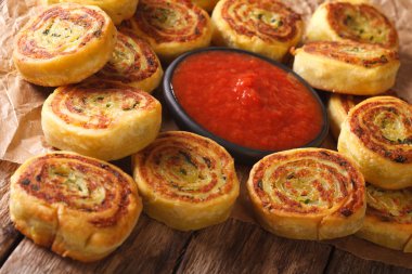 Alupatry ve domates chutney masanın üzerinde. Yatay