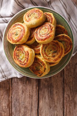 Lezzetli Hint patates yakın çekim bir plaka üzerinde rulo. Dikey Üstten Görünüm