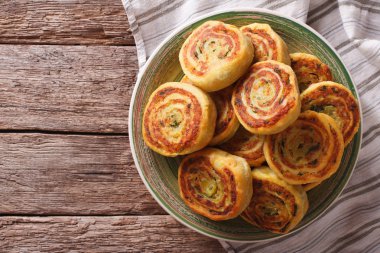 Lezzetli Hint patates yakın çekim bir plaka üzerinde rulo. Yatay üst vie