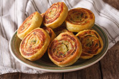 Lezzetli Hint patates masaya bir tabak portre rulo. Horizo