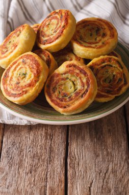 Lezzetli Hint patates masaya bir tabak portre rulo. vertic