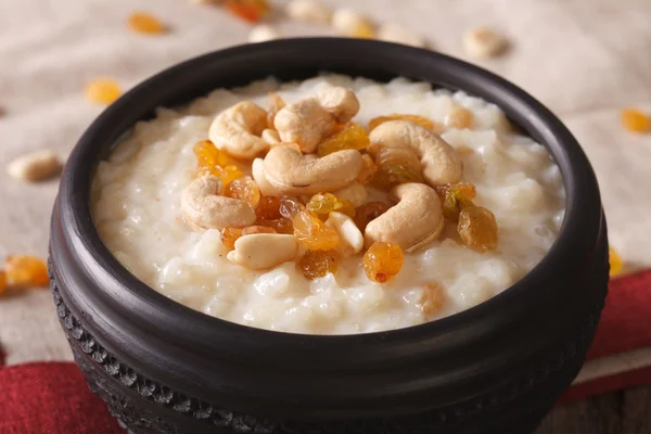 Pudim de arroz doce com nozes e passas em um close-up tigela. Hor... — Fotografia de Stock