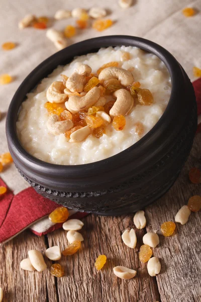 tatlı sütlaç ile fındık ve kuru üzüm bir kase yakın çekim. ver