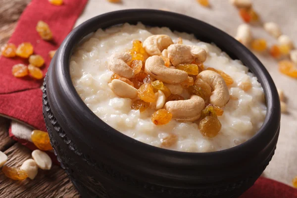 Budín de arroz con nueces y pasas en un tazón de cerca. horizonta — Foto de Stock