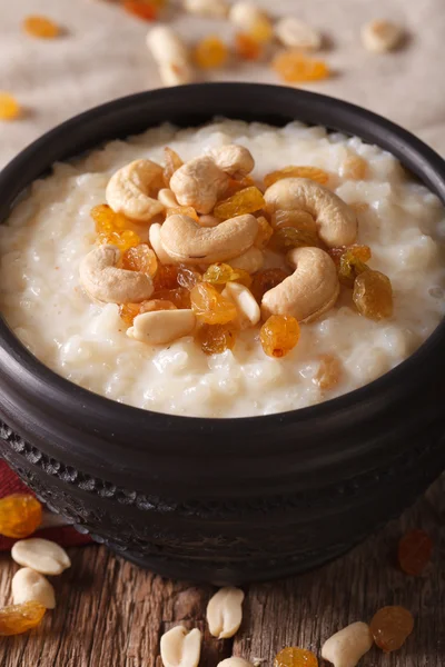 Pudín de arroz dulce kheer indio con nueces macro. vertical — Foto de Stock