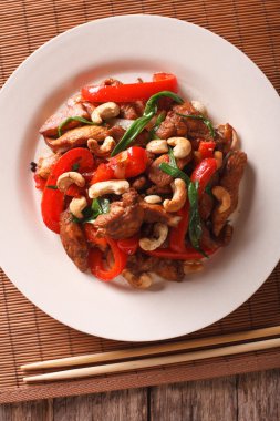 Biber ve kaju yakın çekim ile Tay baharatlı tavuk. Dikey olarak