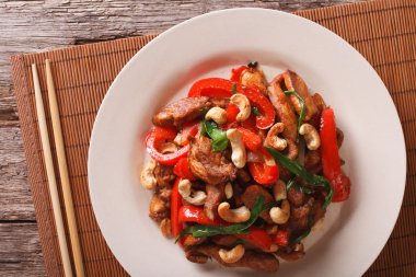 Tay tavuk sebze ve kaju yakın çekim. Yatay üst