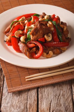 tavuk parçaları üzerinde sebze ve kaju fıstığı closeup ile kızarmış 