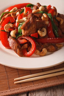 Biber ve kaju yakın çekim ile Tay baharatlı tavuk. dikey