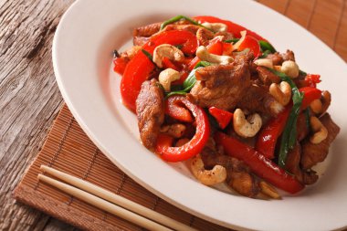 Biber ve kaju yakın çekim ile Tay baharatlı tavuk. Yatay