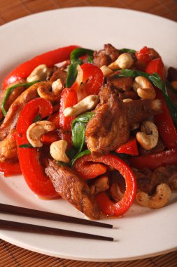 Tay tavuk sebze ve kaju yakın çekim. dikey