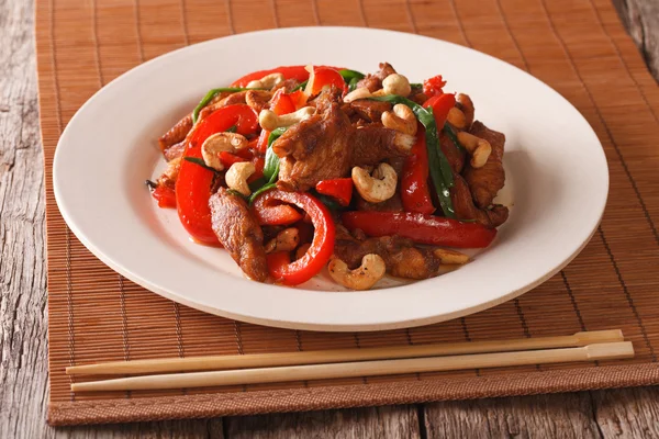 Comida tailandesa: Pollo frito con verduras y anacardos de cerca — Foto de Stock