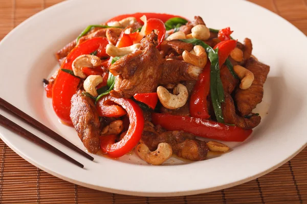 Pollo tailandés con verduras y anacardo de cerca. Horizontal —  Fotos de Stock
