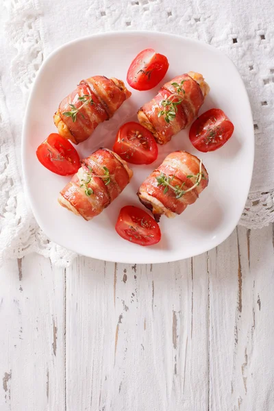 Petto di pollo ripieno avvolto in primo piano di pancetta. Piano verticale v — Foto Stock