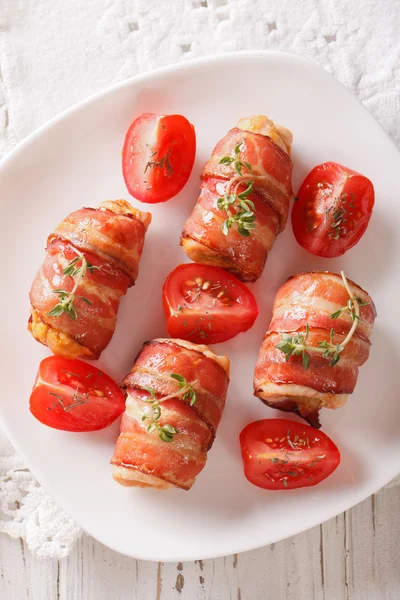 Chicken breast wrapped in bacon close-up. Vertical top view — Stock Photo, Image