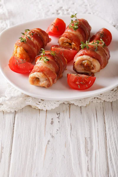 Rouleaux épicés de poitrine de poulet avec du bacon sur une assiette gros plan. ve — Photo